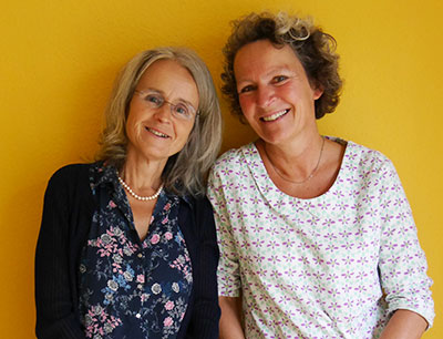 Teamfoto der Ergotherapie-Praxis Hersel mit Frau Dieterich-Hirsch und Frau Friedrich